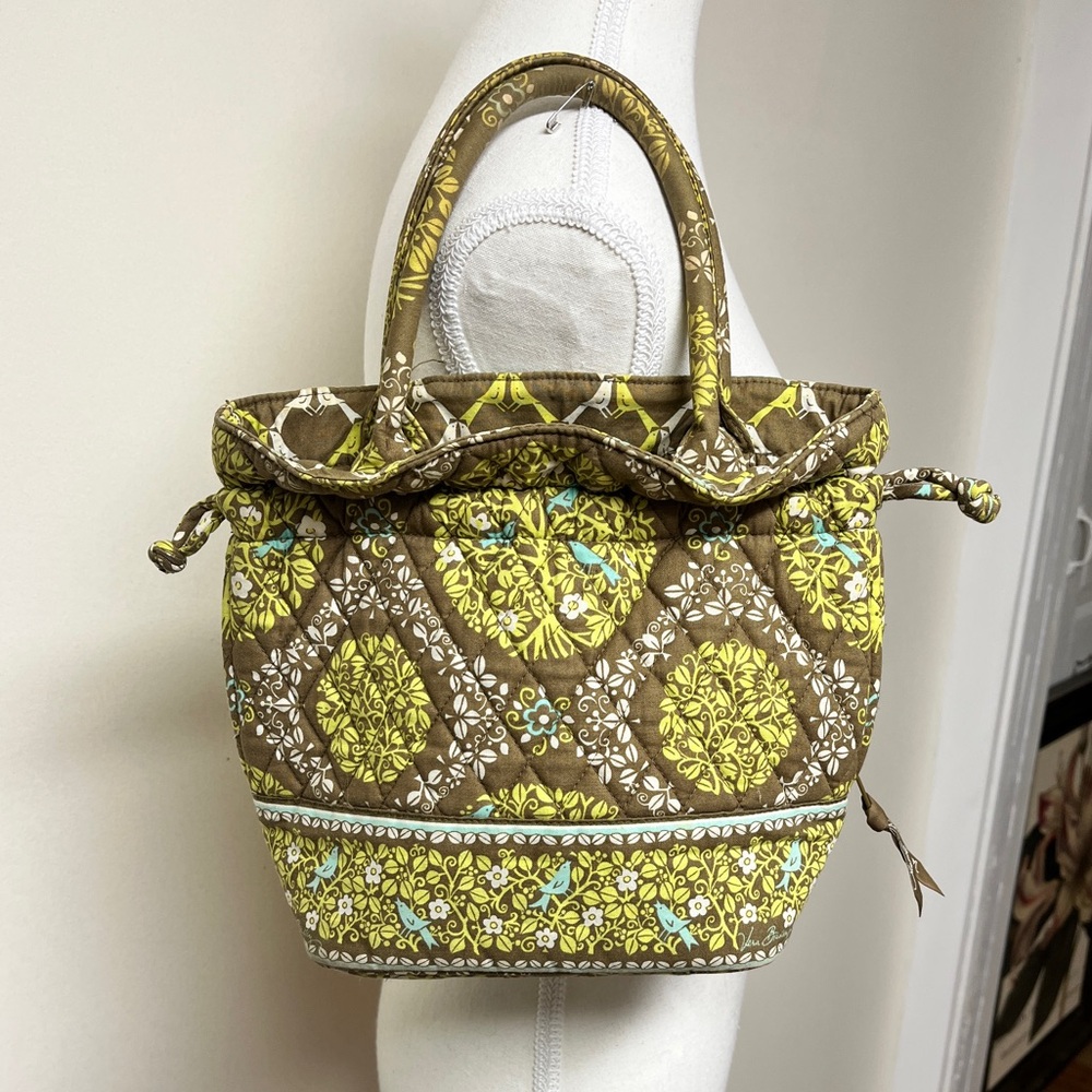Vera Bradley bucket bag EUC drawstring closure, strap drop 5”’ clean in and out